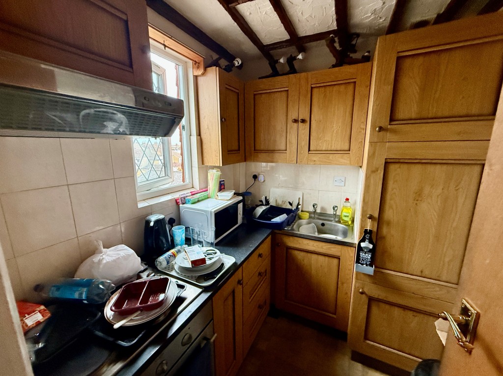 Lot: 48 - MIXED-USE INVESTMENT IN TOWN CENTRE - Flat 3 - Kitchen